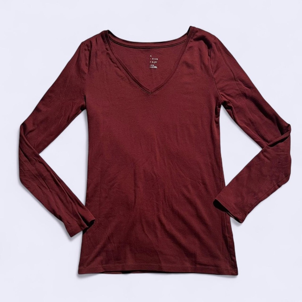 Rust red/brown v-neck long-sleeved T-shirt - M